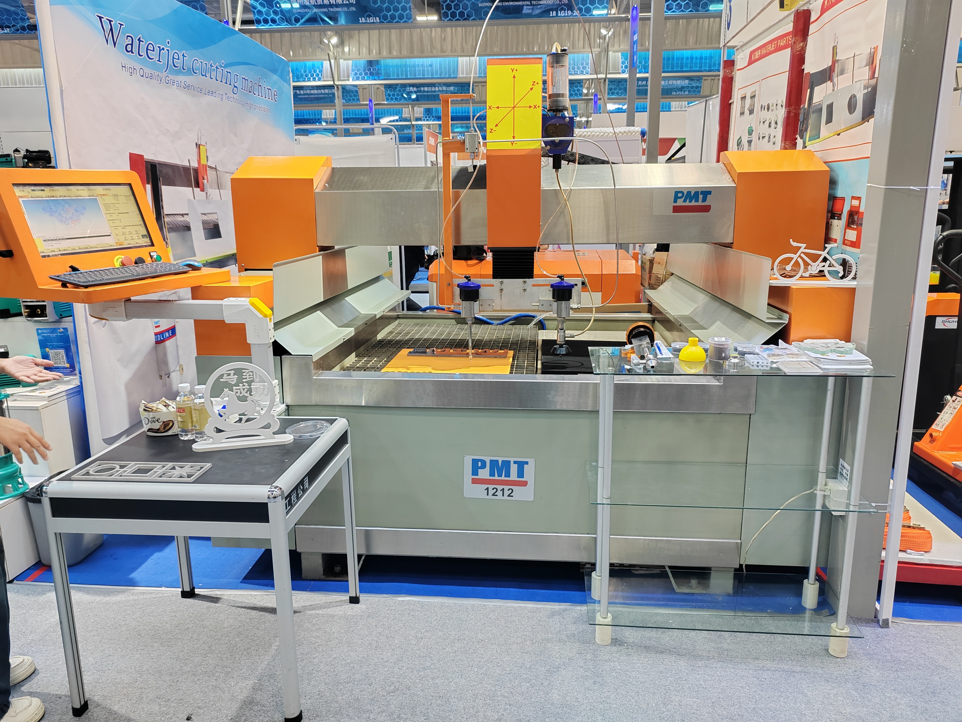 En la 134ª Feria de Cantón, muchos clientes visitaron la máquina de corte por chorro de agua PMT