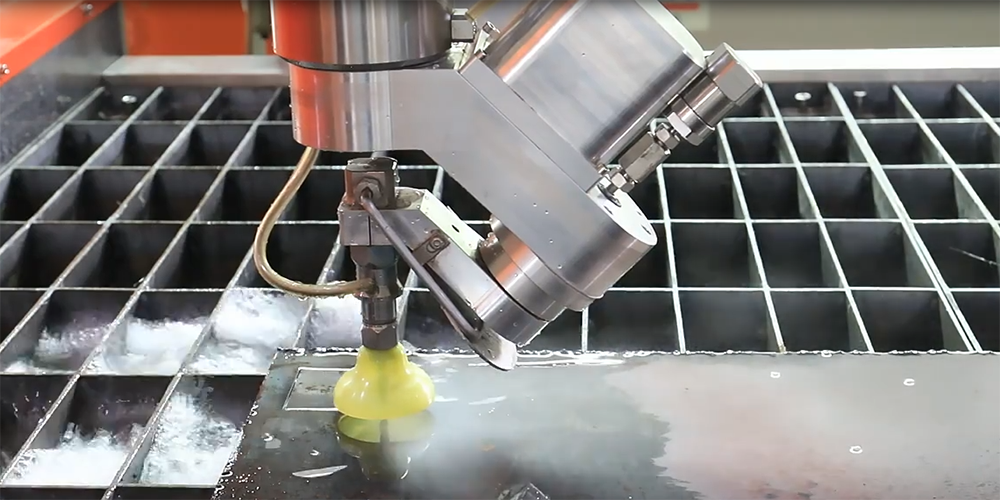 ¿Qué espesor de acero puede cortar un chorro de agua?